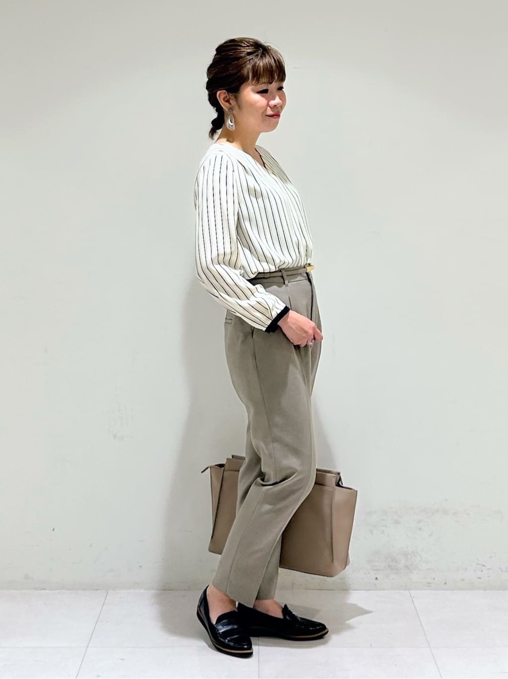 tsuyuさんの「INDIVI｜【通勤／イージーケア】Vネック ジョーゼットブラウス」を使ったコーディネート