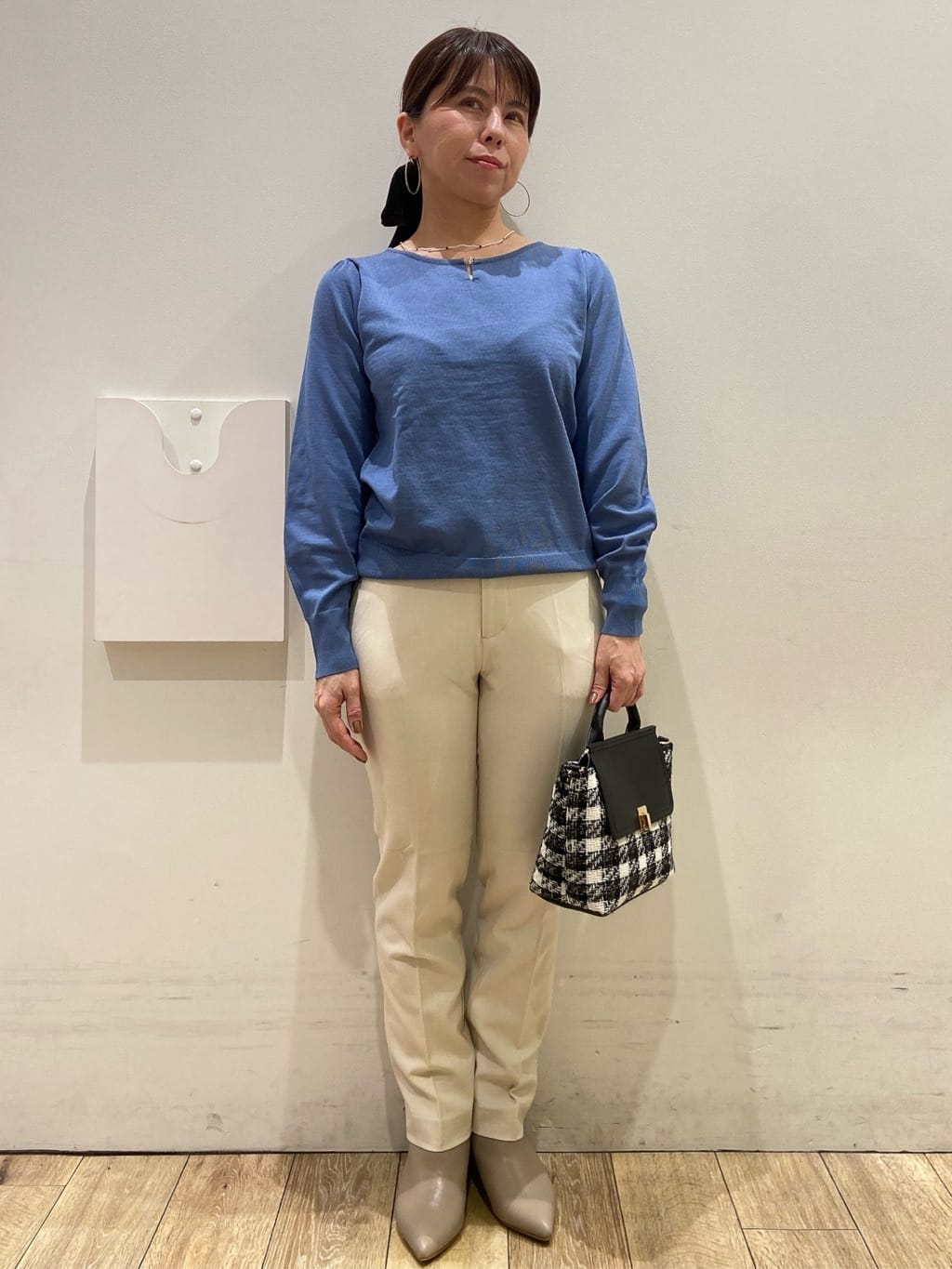 YUKOさんの「index｜パール調パーツ付きクルーネックニット【洗濯機OK】《8col／XS～3L》」を使ったコーディネート