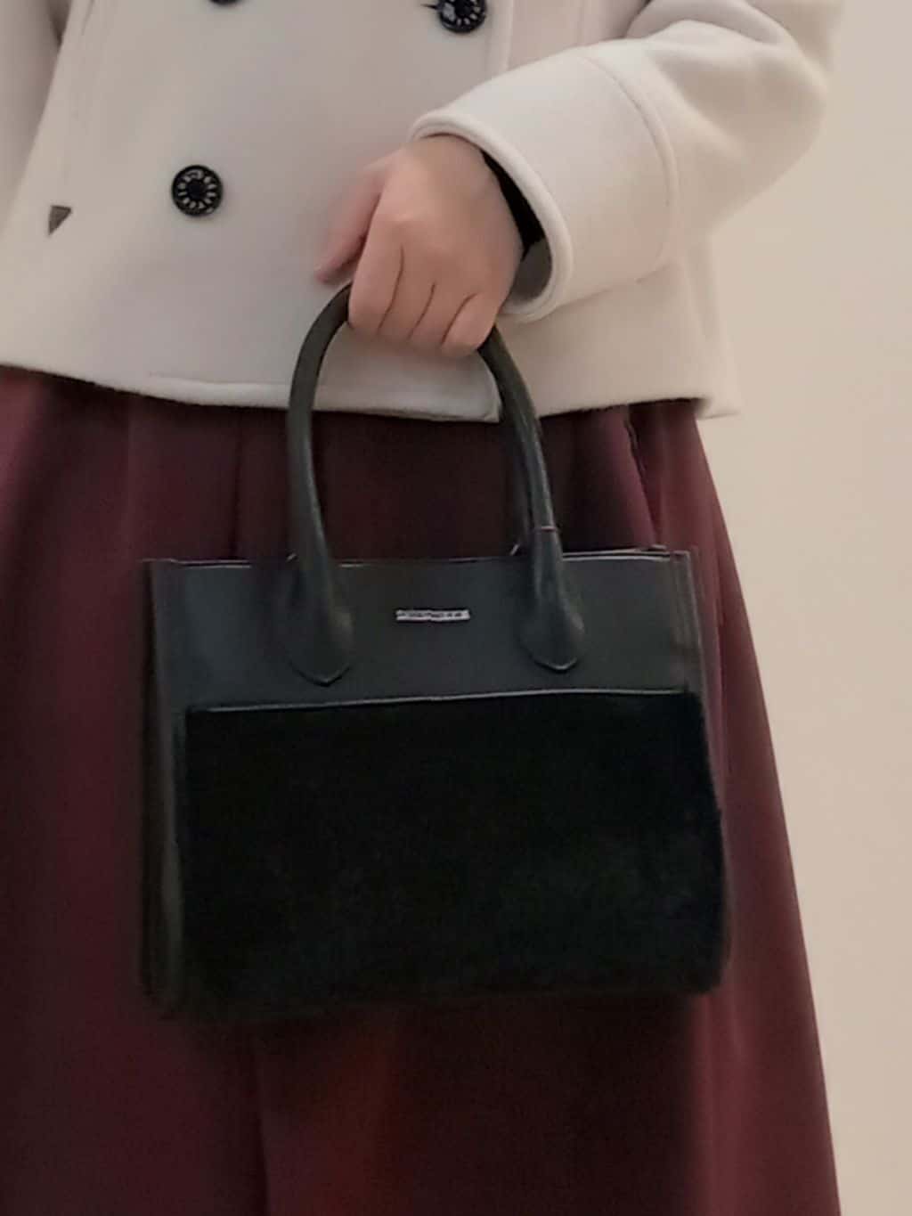 emiさんの「DRESSTERIOR｜フェイクファーコンビリサイクルレザートートバッグ」を使ったコーディネート