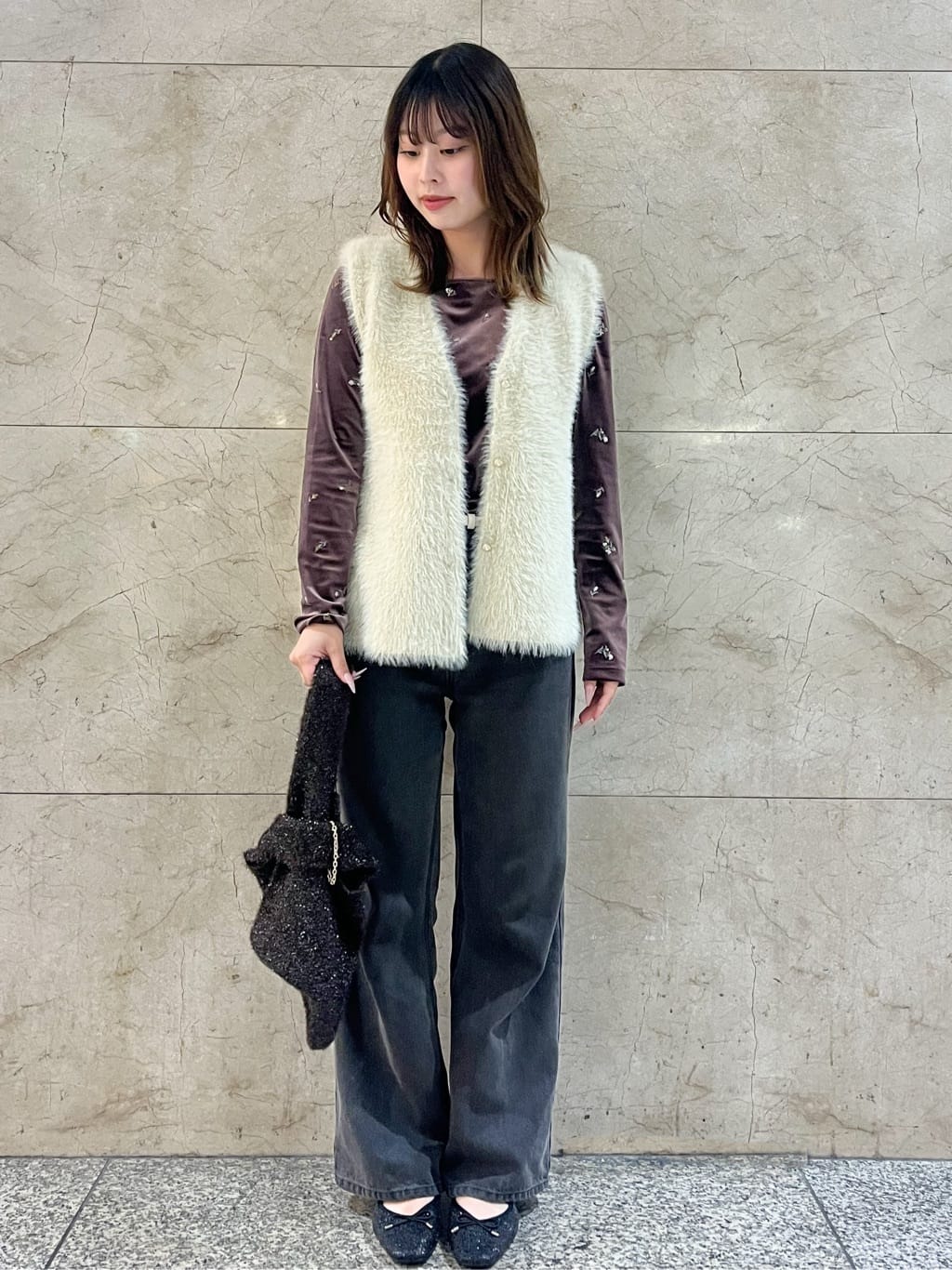 まひるさんの「index｜バックシャン小花刺繍ベロアトップス【洗濯機OK】」を使ったコーディネート