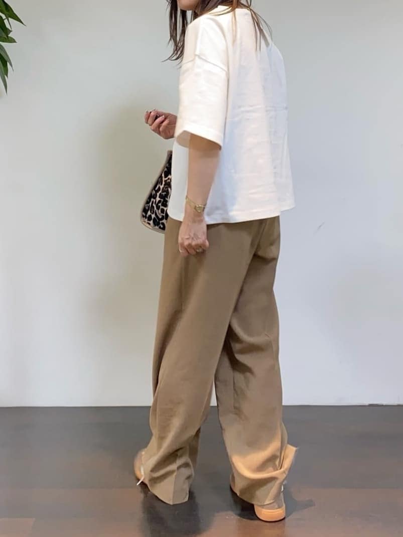 tomoさんの「UNTITLED｜【コットン100/ゆったり/ショート丈/洗える】ベロアロゴTシャツ」を使ったコーディネート