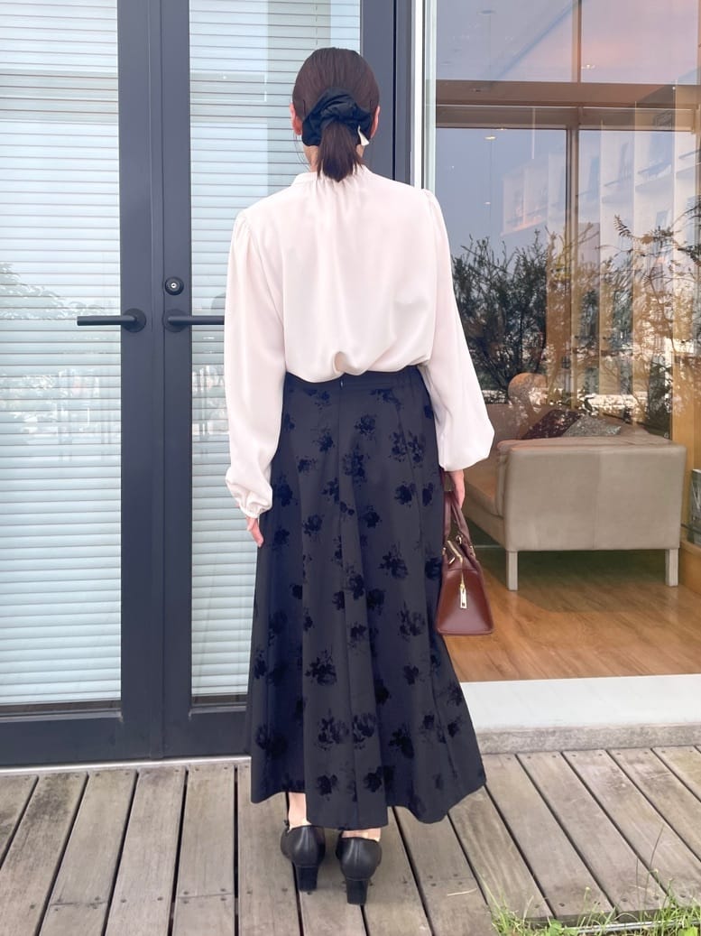 abeさんの「Couture brooch｜【大人可愛い・通勤】ピンタックレースブラウス」を使ったコーディネート