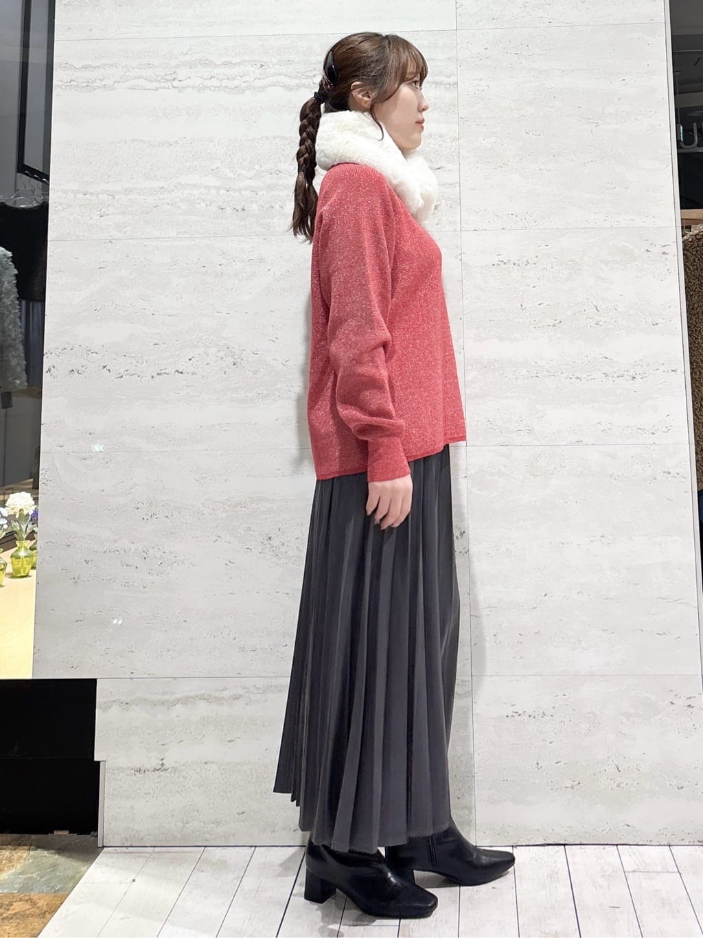 かほさんの「OPAQUE.CLIP｜フェイクスウェードプリーツスカート【静電気防止加工／洗濯機OK】」を使ったコーディネート