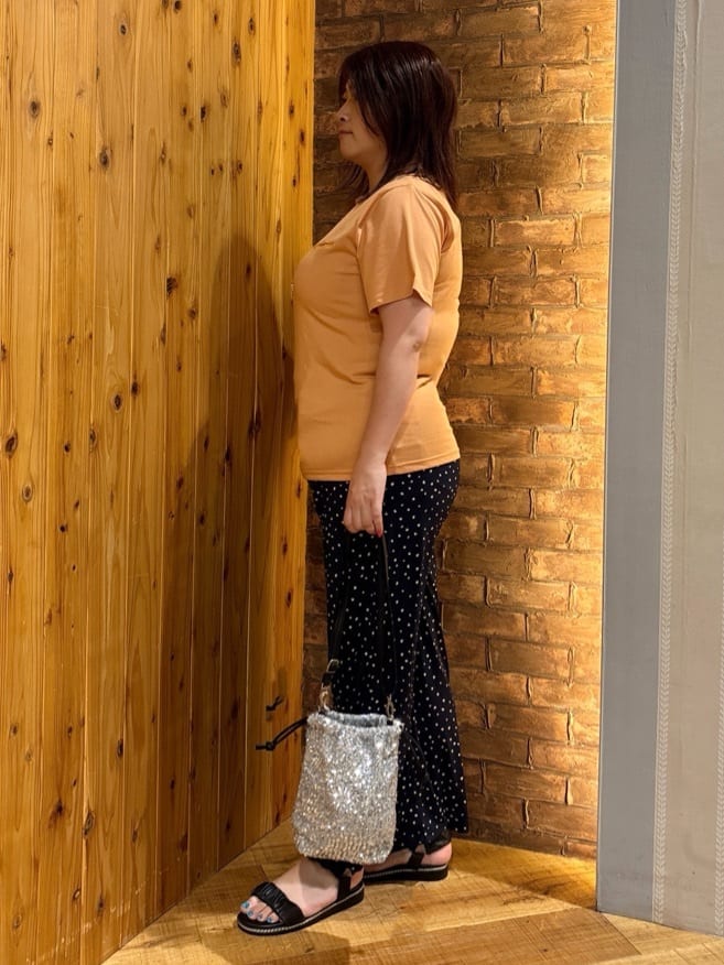 ゆかぴさんの「SHOO･LA･RUE｜◆【S-LL/ひんやり/UV】汗をかいても気になりにくい グラフィックTシャツ」を使ったコーディネート