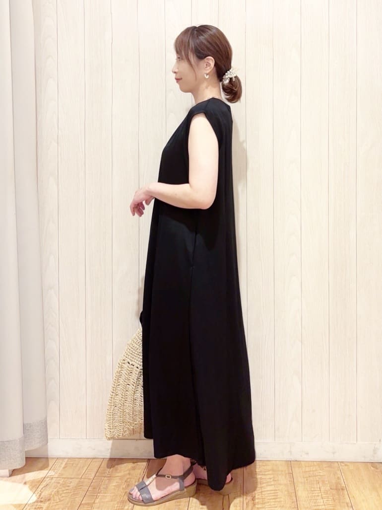 あいこさんの「SHOO･LA･RUE｜【S-LL/ひんやり】切替ラインですっきりと 1枚で着られるロングワンピース」を使ったコーディネート