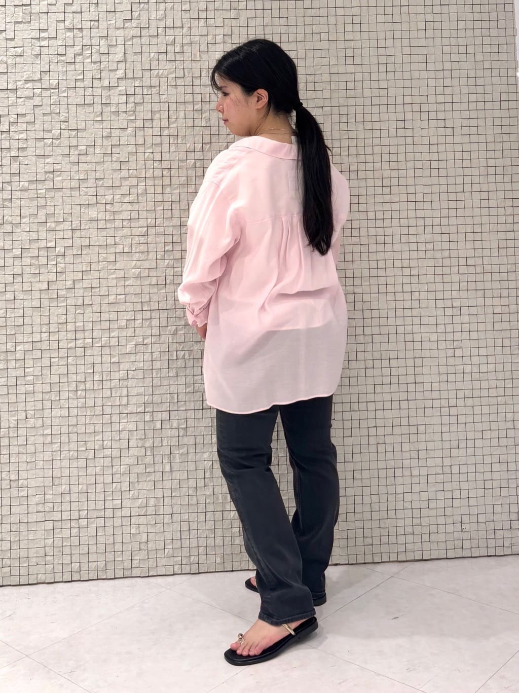 MEGUMIさんの「INDIVI｜【体型カバー／清涼感】シアーオーバーシャツ」を使ったコーディネート
