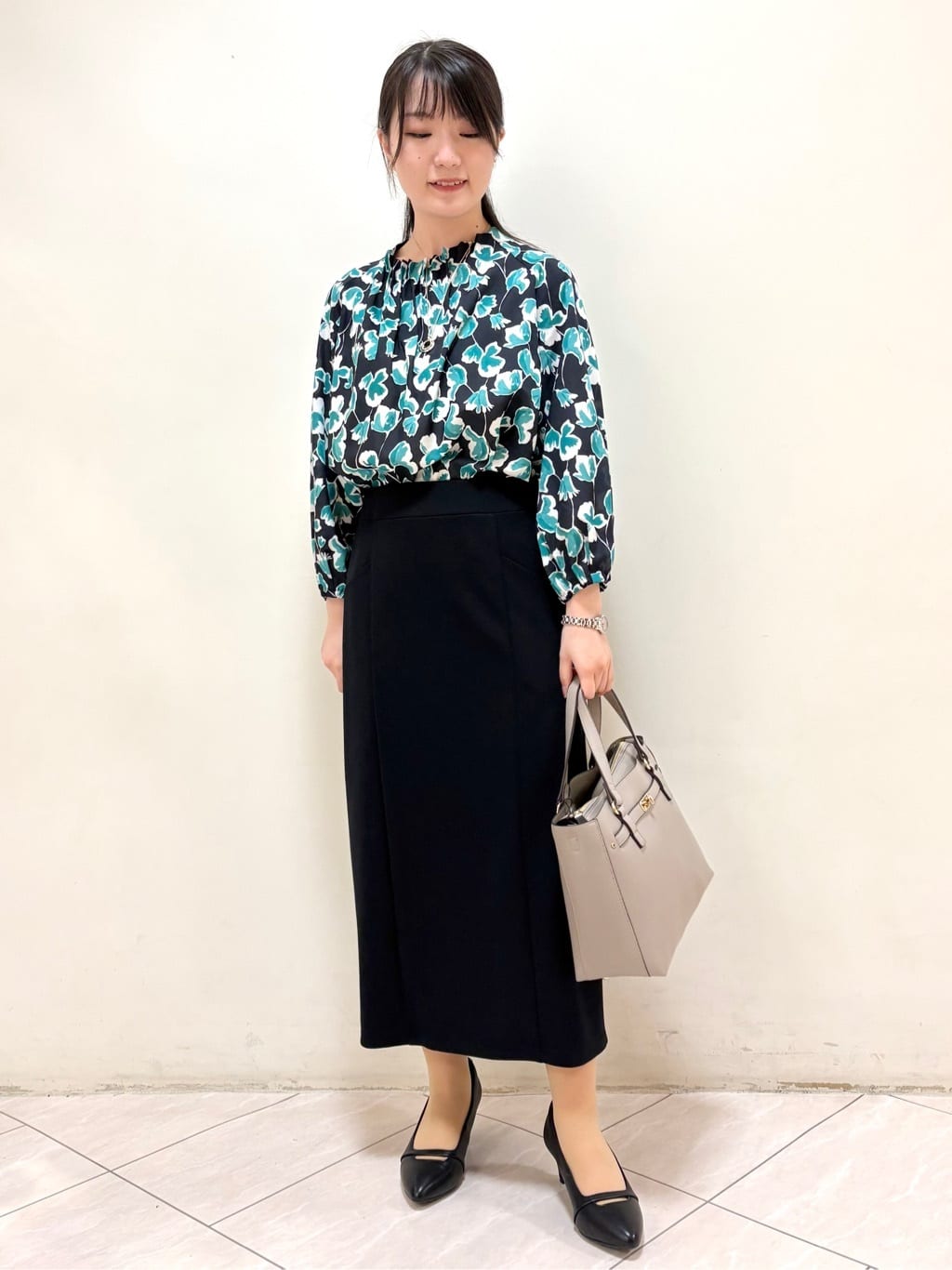 mikiさんの「Reflect｜【ジャケットのインナーにおすすめ◎】花柄タックデザインブブラウス」を使ったコーディネート
