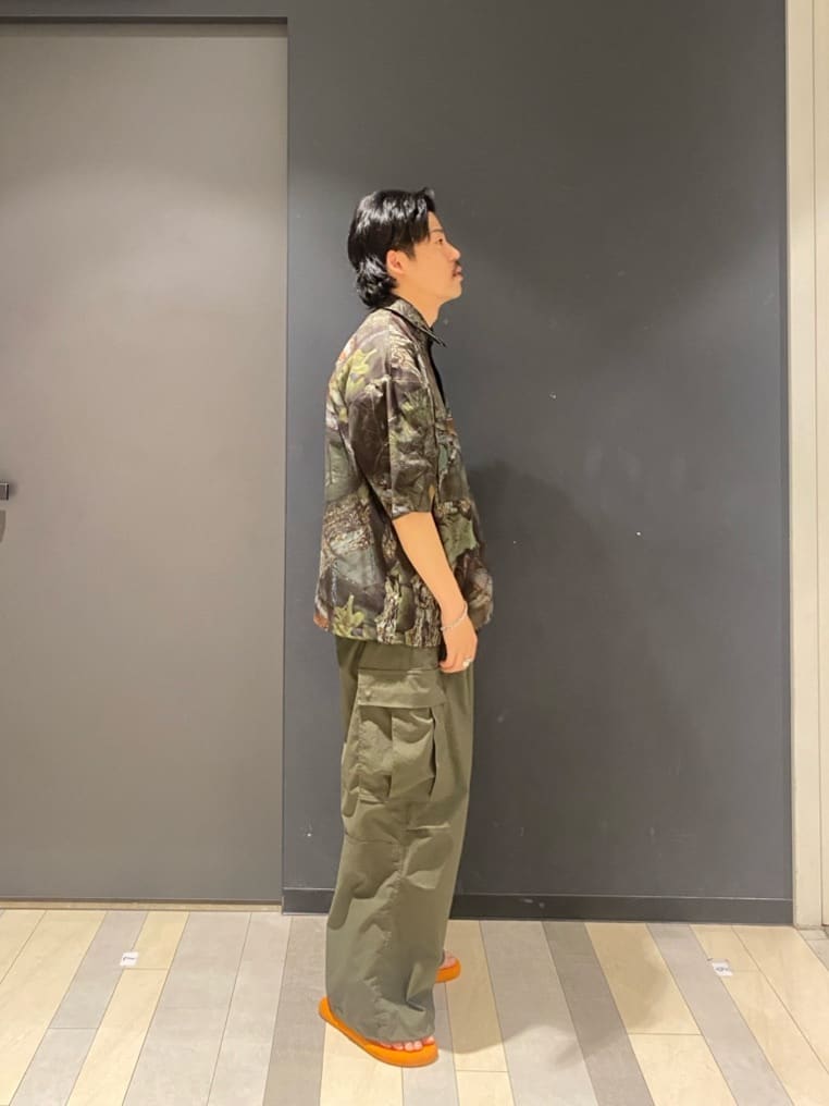 石井友也さんの「tk.TAKEO KIKUCHI｜リアルツリーカモフラシャツ」を使ったコーディネート