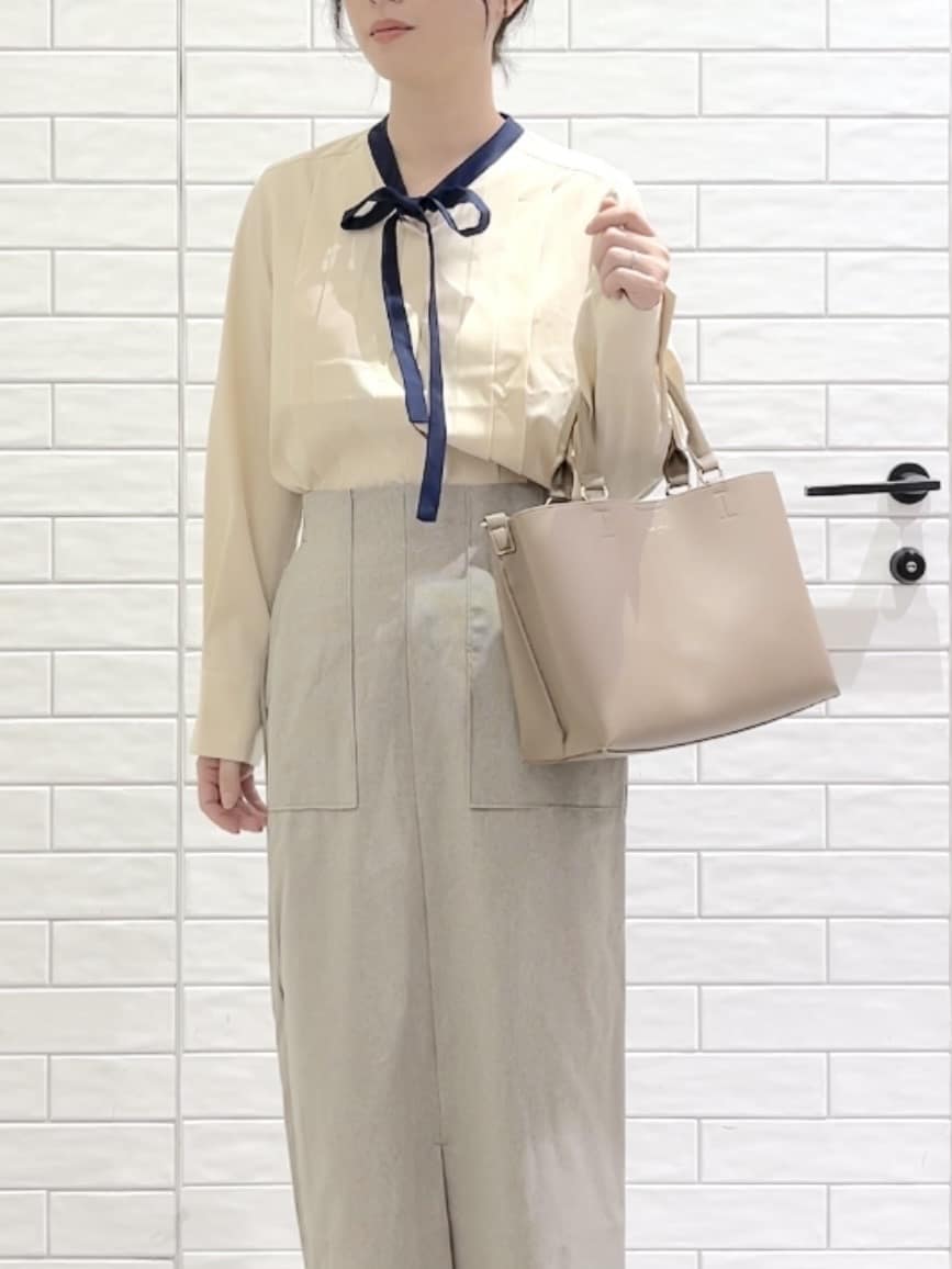 しおりさんの「OPAQUE.CLIP｜バイカラーボウタイブラウス【洗濯機OK】」を使ったコーディネート