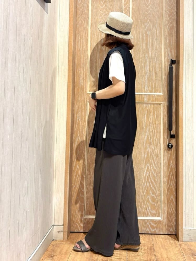meiさんの「SHOO･LA･RUE｜【2点セット】着回しいろいろ ジレ＋ロゴTシャツ」を使ったコーディネート