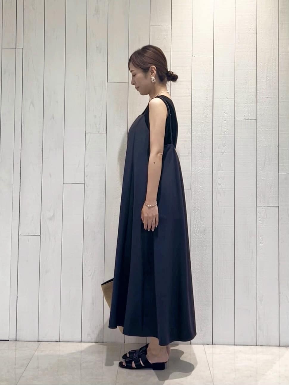 𝑹𝑶𝑴𝑰さんの「INDIVI｜【UVケア】エアリージョーゼット キャミワンピース」を使ったコーディネート