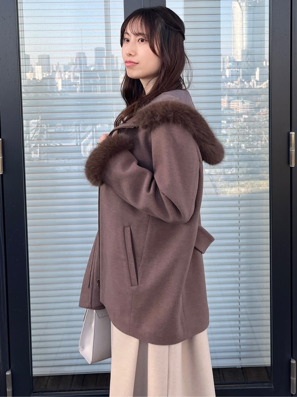 はばさんの「Couture brooch｜【大人可愛い・フード取り外し可能】フードフェイクファー ハーフ丈コート」を使ったコーディネート