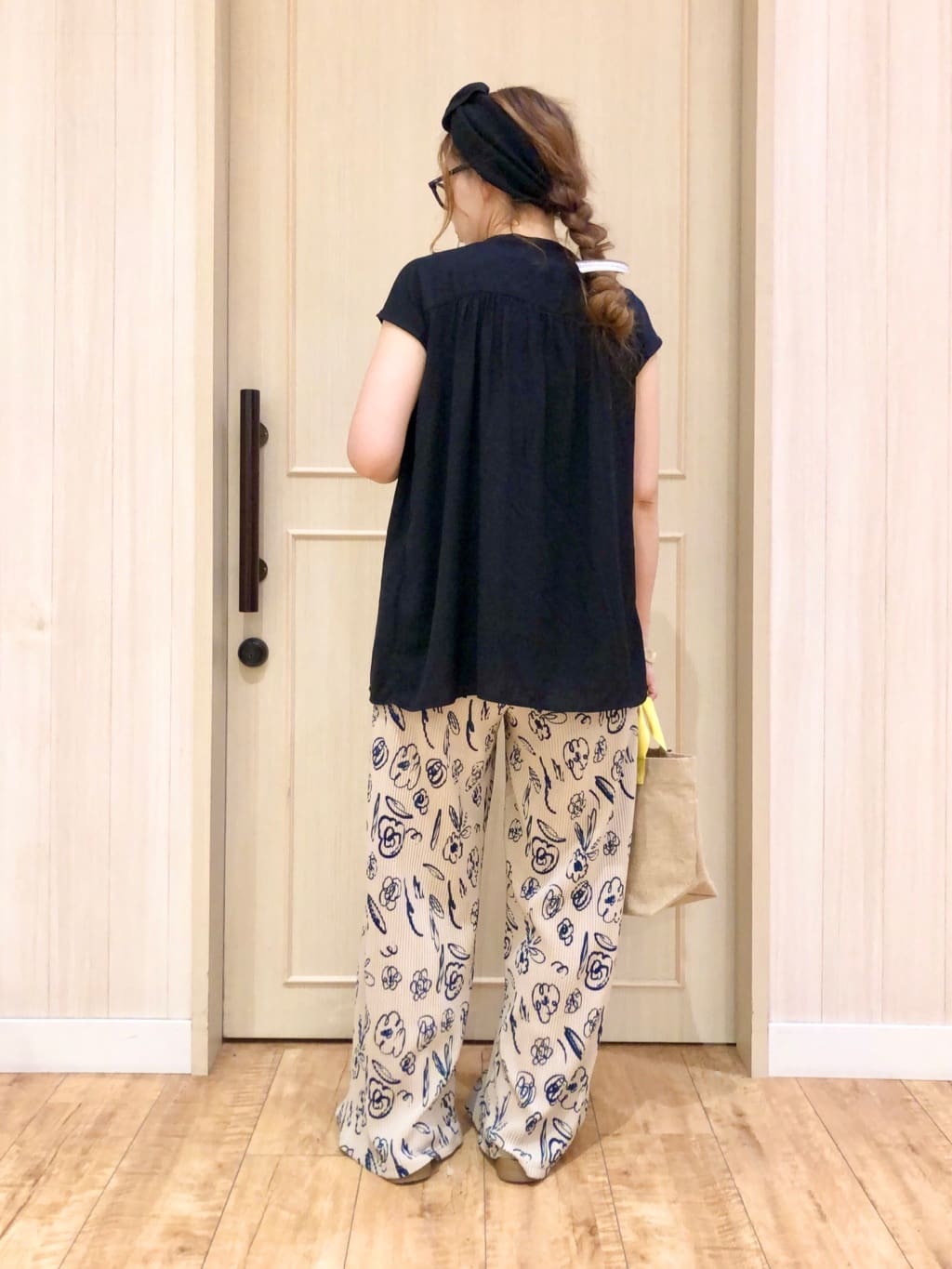 YOUさんの「SHOO･LA･RUE｜【S-LL/洗濯後しわになりにくい】上品にきれい見え スラブギャザーブラウス」を使ったコーディネート