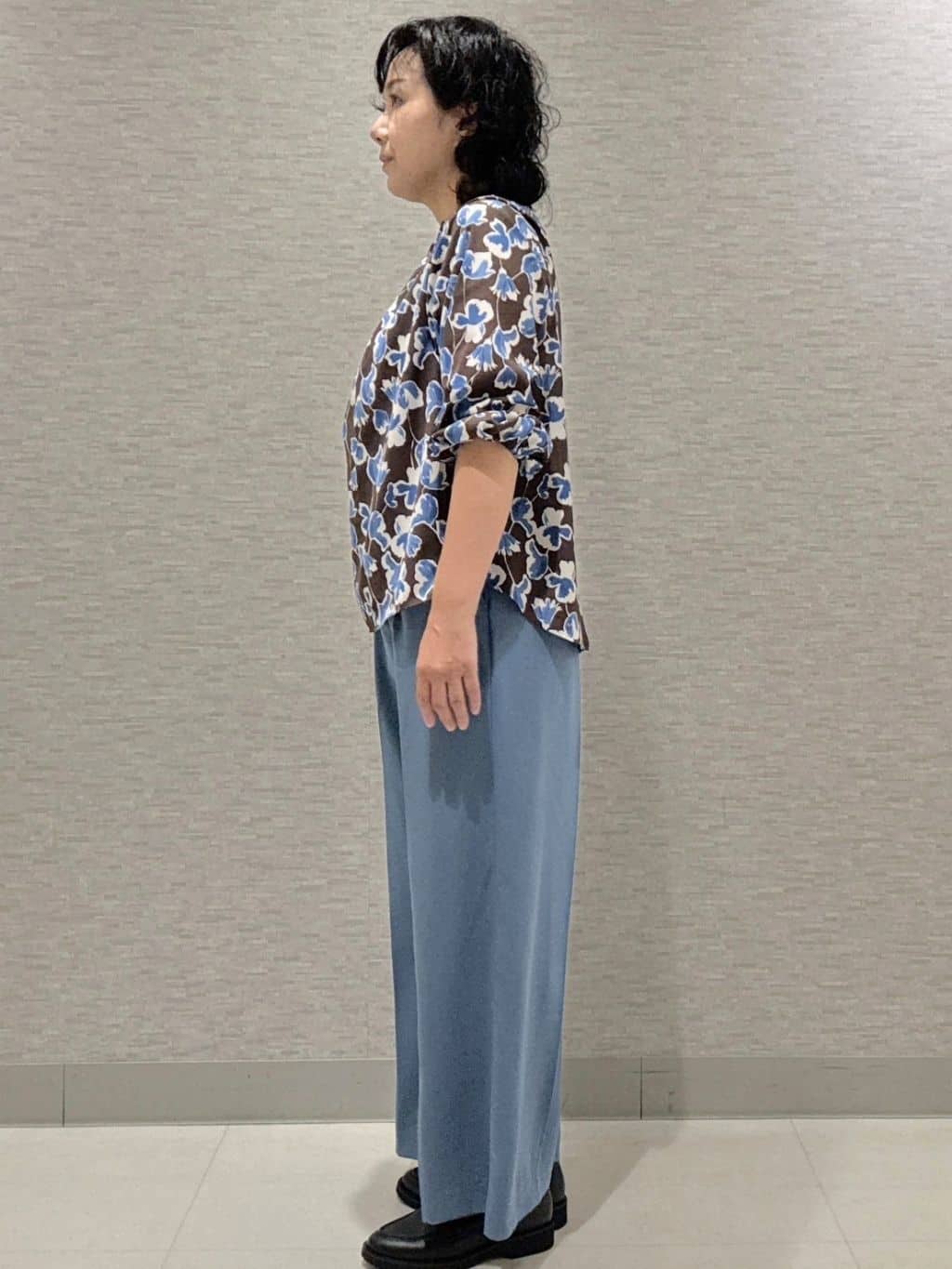 KOJIMAさんの「Reflect｜【ジャケットのインナーにおすすめ◎】花柄タックデザインブブラウス」を使ったコーディネート