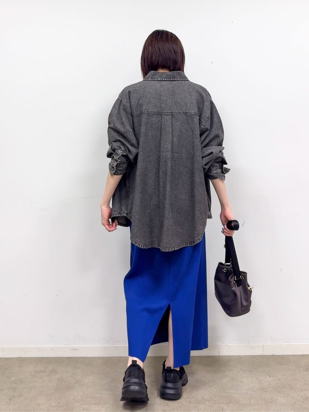 𝐜𝐡𝐢𝐤𝐚さんの「SHOO･LA･RUE｜【S-LL】こなれ感をプラスする BIGポケットデニムシャツ」を使ったコーディネート