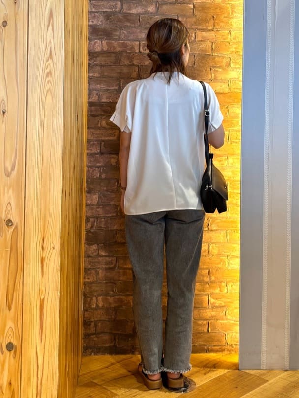 mieさんの「SHOO･LA･RUE｜【S-LL/セットアップ可/ひんやり】きちんと見えで上品 お袖タック スキッパーブラウス」を使ったコーディネート