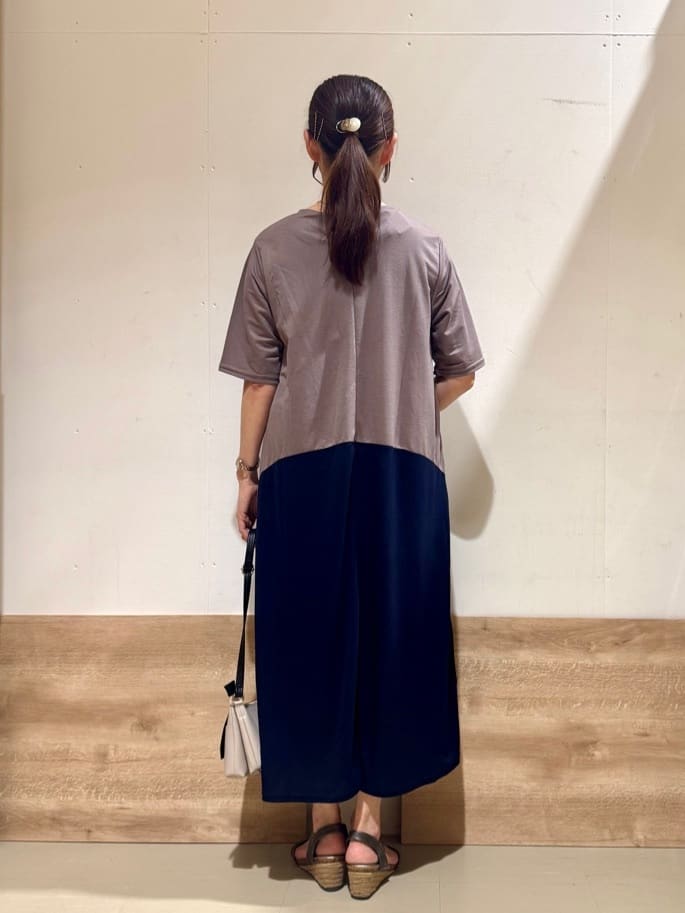 KAORIさんの「SHOO･LA･RUE｜【ひんやり/体型カバー】さらりと着られる バイカラーAラインワンピース」を使ったコーディネート