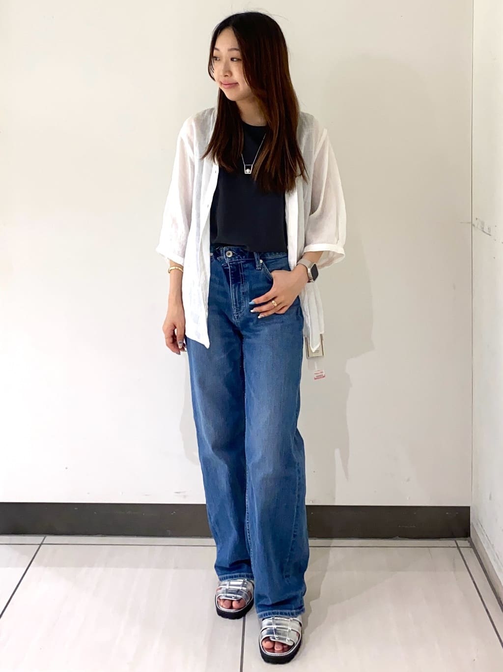 momoさんの「INDIVI｜【褒められデニム】ワイドストレート デニムパンツ」を使ったコーディネート