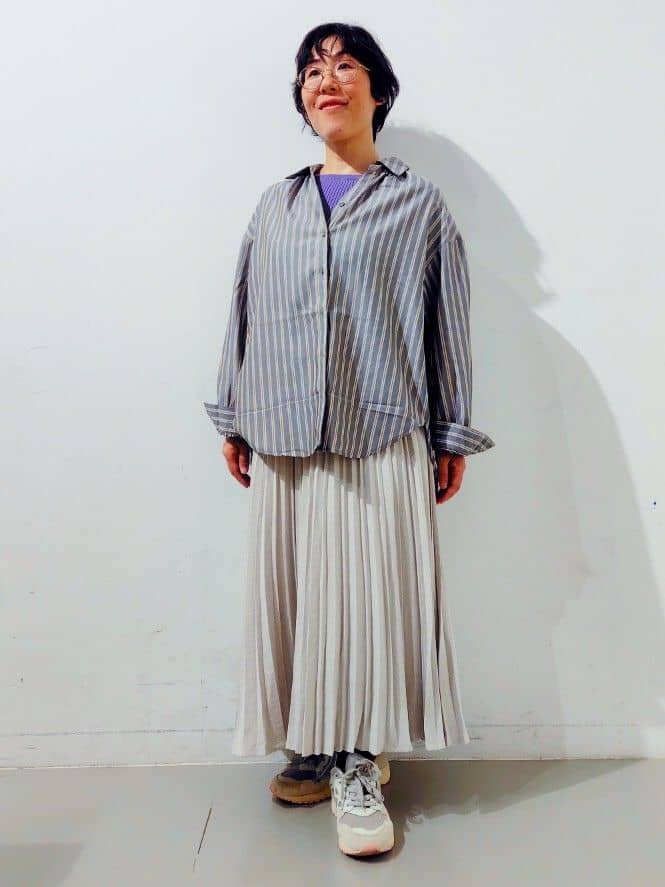 kodamaさんの「THE SHOP TK｜【後ろ姿もサマになる】ストライプ バックシャーリングシャツ/体型カバー/洗える」を使ったコーディネート