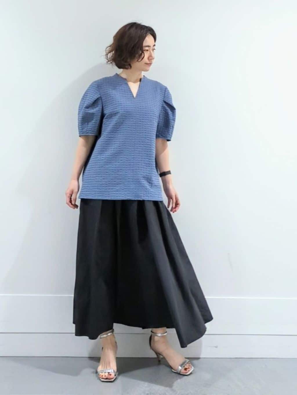 ミズタさんの「UNTITLED｜【吸水速乾/ストレッチ/Vネック】フォルムスリーブ ブラウス」を使ったコーディネート