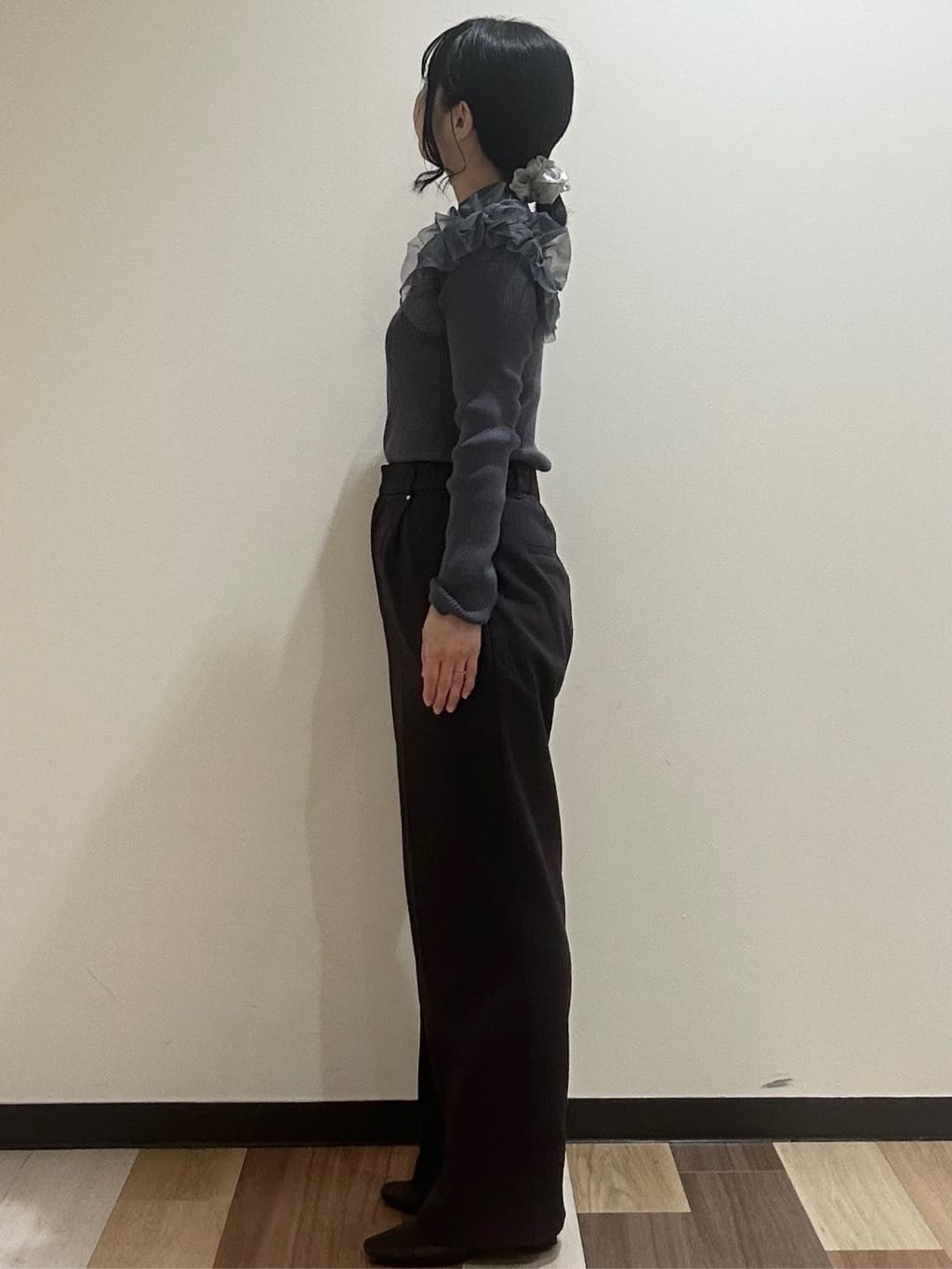 T.eさんの「OPAQUE.CLIP｜ショルダーチュールフリルハイネックニット【洗濯機OK／抗ピル】」を使ったコーディネート