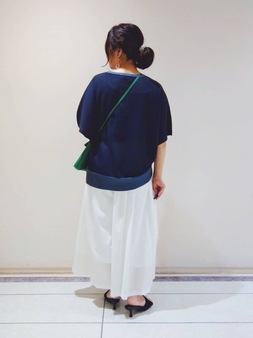 TOMOMIさんの「INDIVI｜【クールエアー素材／UVケア／セットアップ可能】エアリーフレアパンツ」を使ったコーディネート