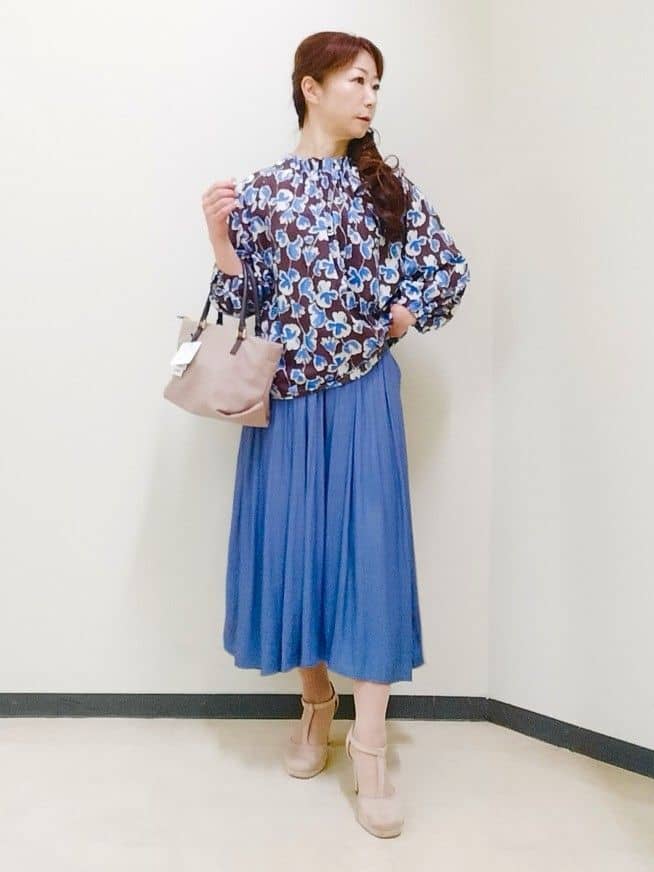 花さんの「Reflect｜【ジャケットのインナーにおすすめ◎】花柄タックデザインブブラウス」を使ったコーディネート