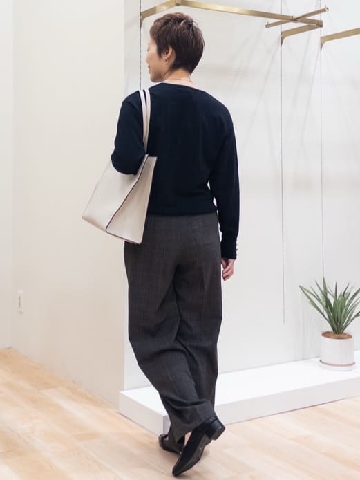 シュウコさんの「grove｜ON/OFF毎日使える！袖口ボタンドロップショルダーニット」を使ったコーディネート