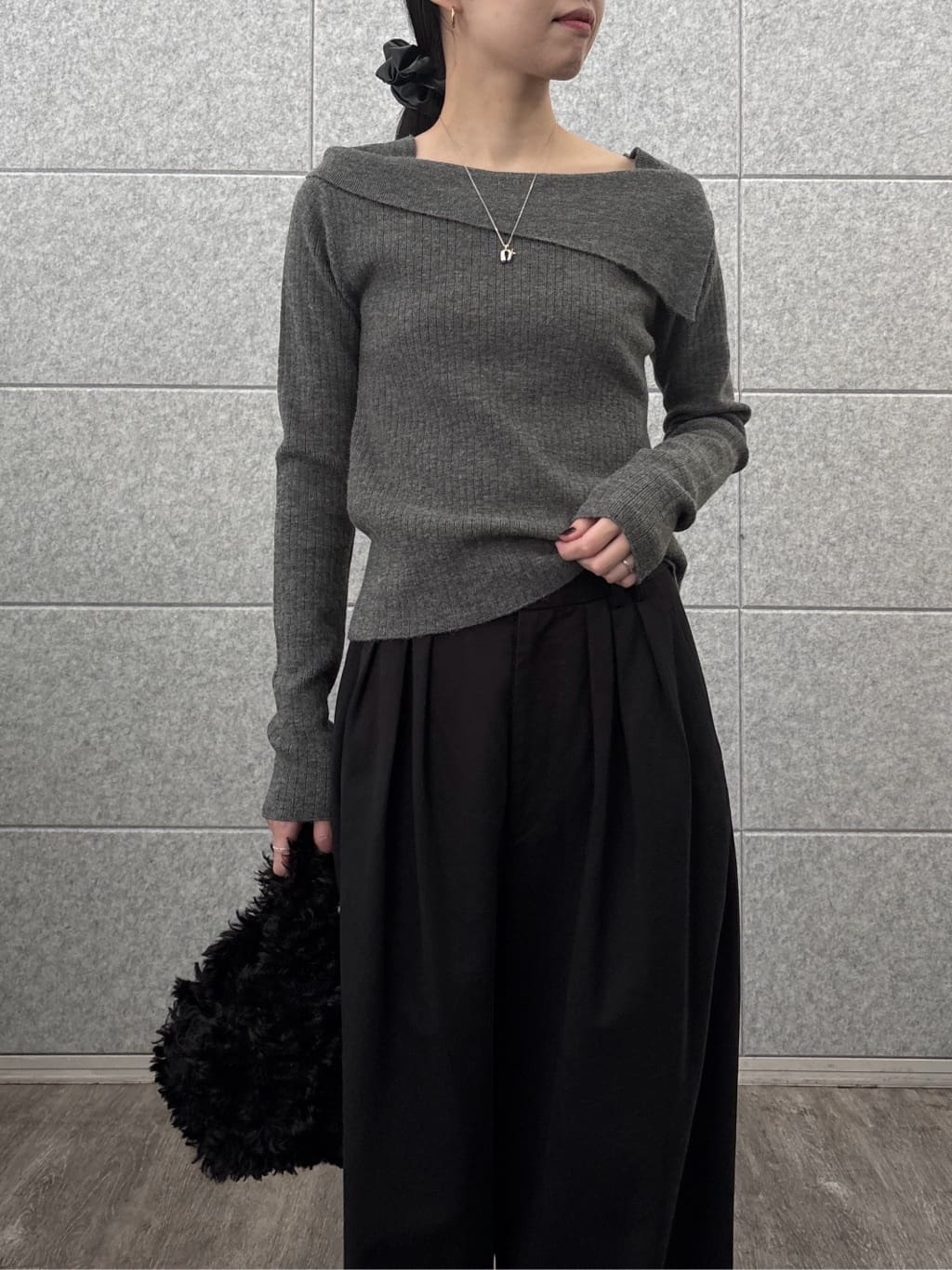 ひなさんの「INDIVI｜【再入荷】アシメオフショルニット」を使ったコーディネート