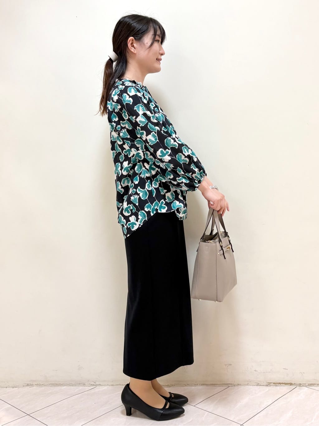 mikiさんの「Reflect｜【ジャケットのインナーにおすすめ◎】花柄タックデザインブブラウス」を使ったコーディネート