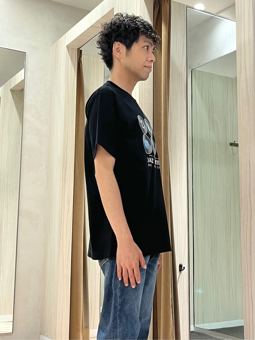 URAさんの「TAKEO KIKUCHI｜【モンスターストレッチ】日本製 ウォッシュド デニムパンツ」を使ったコーディネート