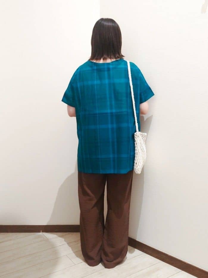 みぃーこさんの「SHOO･LA･RUE｜◆【S-LL/体型カバー】インせず着られる ポンチョシルエット シアーチェックブラウス」を使ったコーディネート