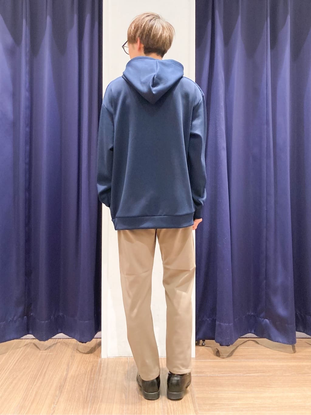 つーじーさんの「THE SHOP TK｜【大人の休日スタイルにはこれ！】フロントチェック柄ニットパーカ　洗濯機OK」を使ったコーディネート