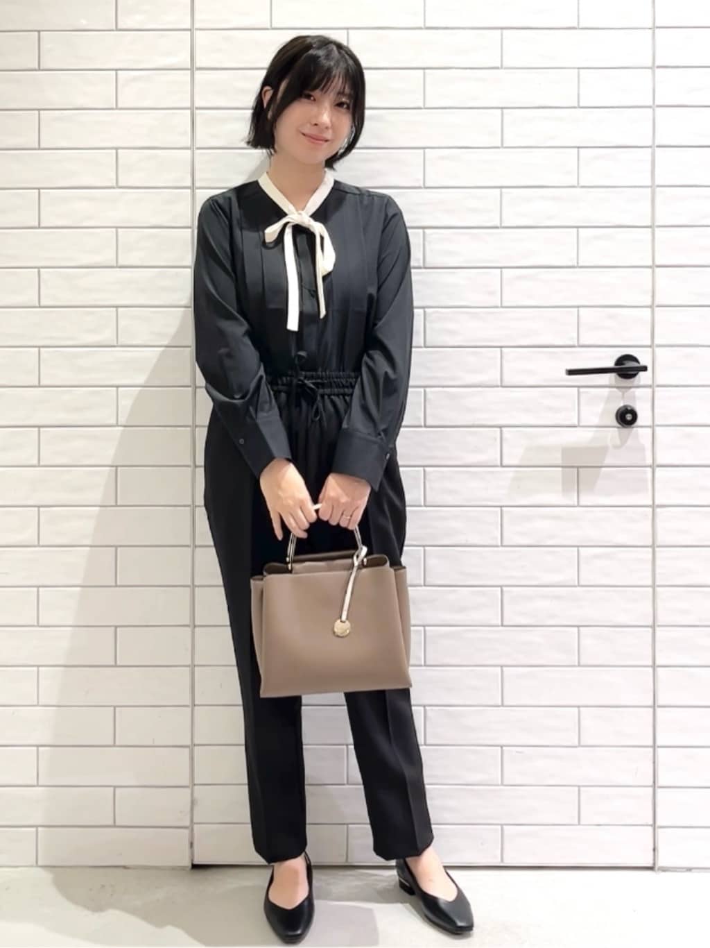 しおりさんの「OPAQUE.CLIP｜バイカラーボウタイブラウス【洗濯機OK】」を使ったコーディネート