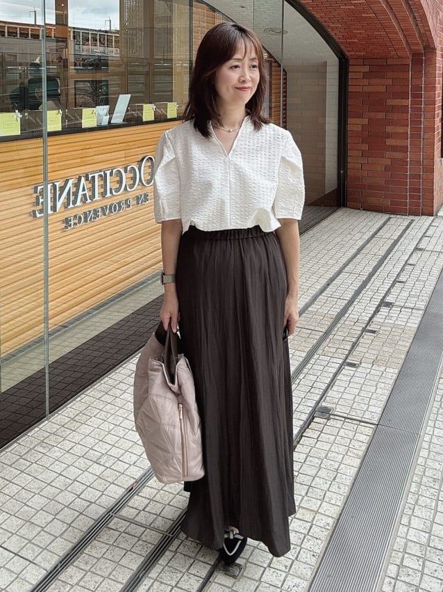 makiさんの「UNTITLED｜【吸水速乾/ストレッチ/Vネック】フォルムスリーブ ブラウス」を使ったコーディネート