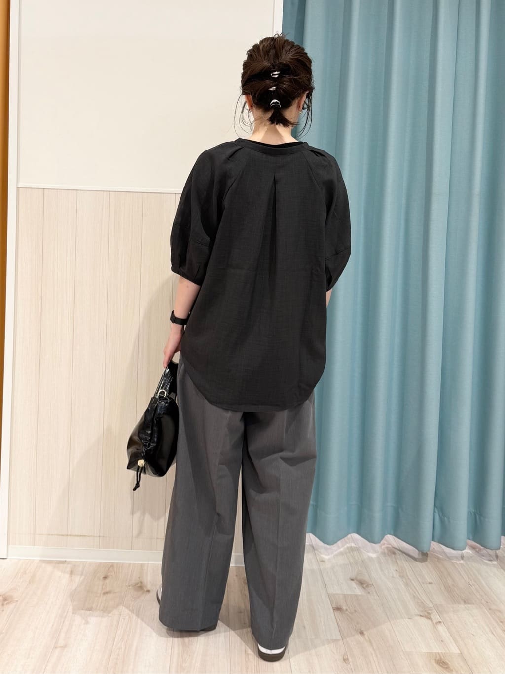 長女さんの「SHOO･LA･RUE｜【S-LL/洗濯後しわになりにくい】ランタンスリーブで女性らしく 5分袖スキッパーブラウス」を使ったコーディネート