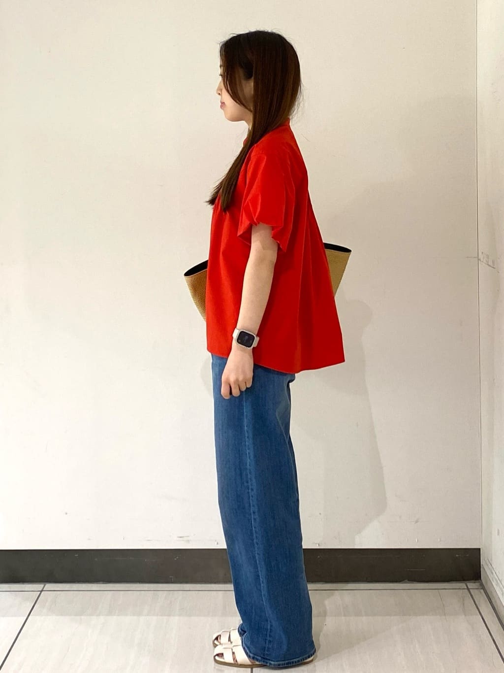 momoさんの「INDIVI｜【褒められデニム】ワイドストレート デニムパンツ」を使ったコーディネート
