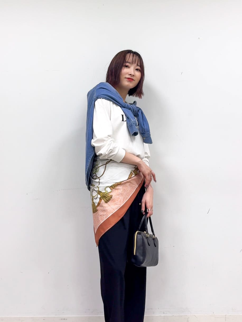 𝐜𝐡𝐢𝐤𝐚さんの「SHOO･LA･RUE｜グラフィックアソート ベーシックロンT」を使ったコーディネート