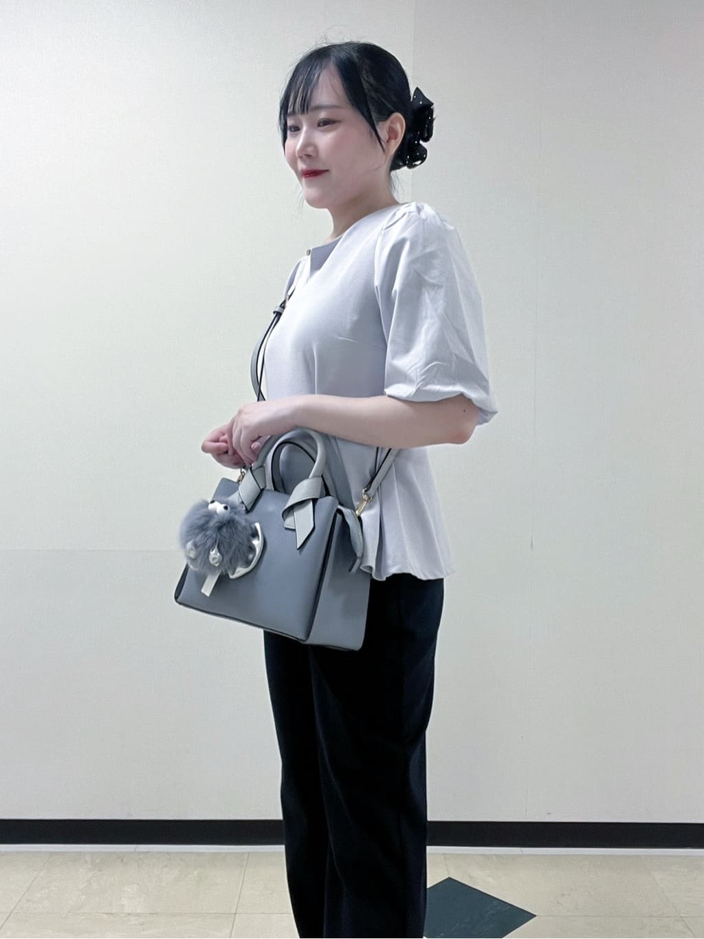 Hitomiさんの「index｜《S-LLサイズ》バルーンスリーブペプラムトップス【洗濯機洗い可／接触冷感／UVケア】」を使ったコーディネート