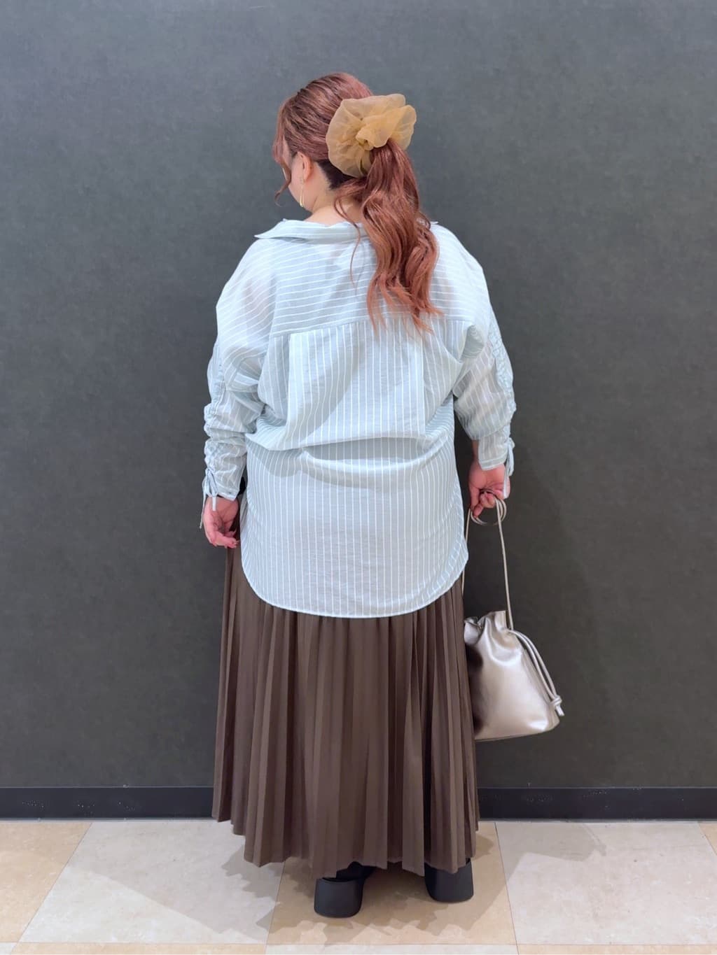 まやさんの「SHOO･LA･RUE｜【S-LL】程よい透け感 ストライプ柄 お袖ギャザーデザインシャツ」を使ったコーディネート