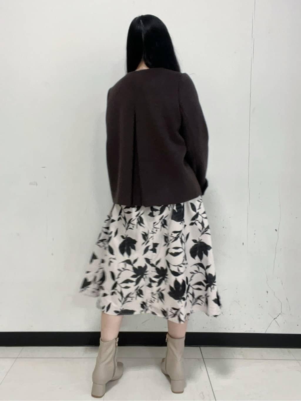 Hitomiさんの「index｜パール調パーツ付きクルーネックニット【洗濯機OK】《8col／XS～3L》」を使ったコーディネート