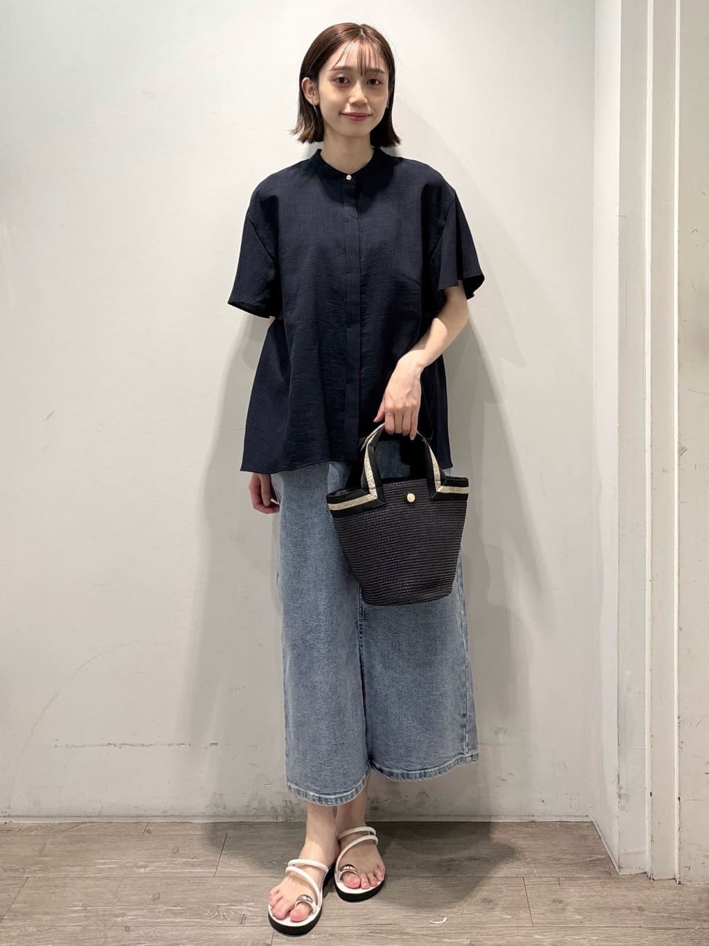 ぶまりんさんの「OPAQUE.CLIP｜バックフリルバンドカラーブラウス【洗濯機洗い可／吸水速乾／接触冷感】」を使ったコーディネート