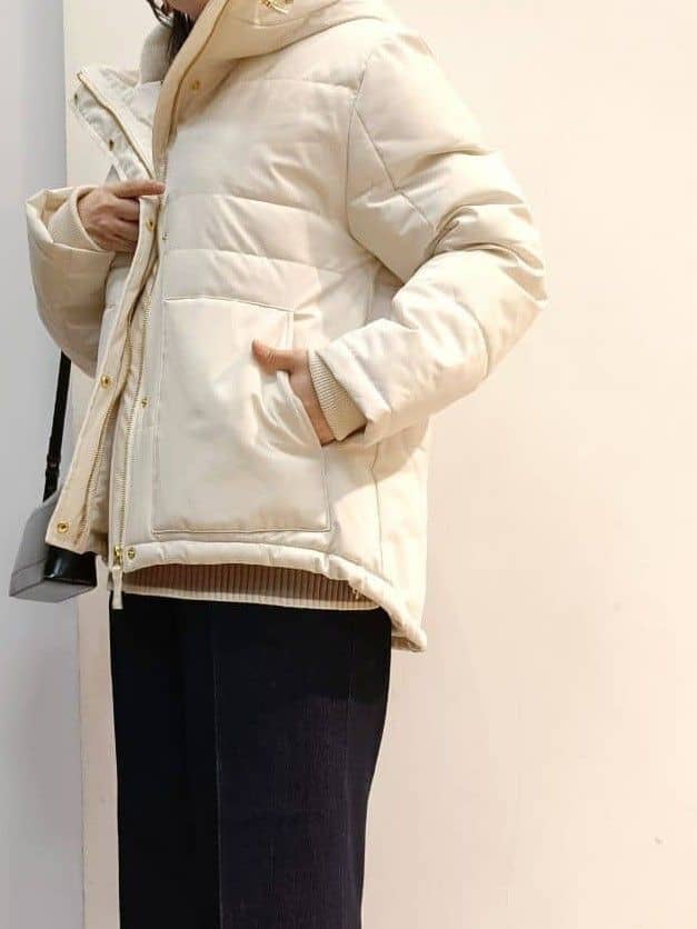 あんさんの「THE SHOP TK｜【インしないで着られる】金ボタン ハイネックニット/毛玉になりにくい/静電気防止/洗濯機OK」を使ったコーディネート