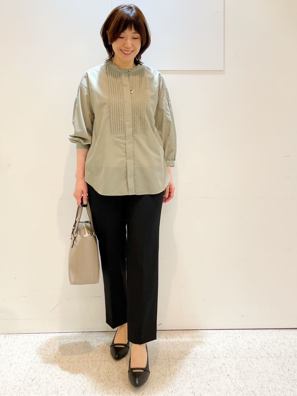めいさんの「Reflect｜【程よいゆとり感／体型カバー】ピンタックデザインシャンブレーブラウス」を使ったコーディネート