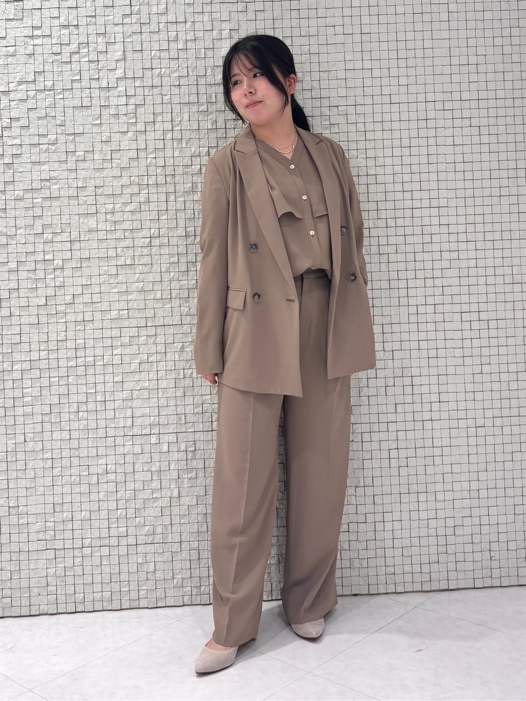 MEGUMIさんの「INDIVI｜【羽織りとしても活躍！】ケープカラーブラウス」を使ったコーディネート