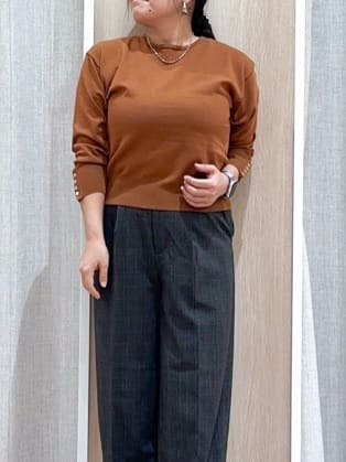 naoさんの「grove｜ON/OFF毎日使える！袖口ボタンドロップショルダーニット」を使ったコーディネート