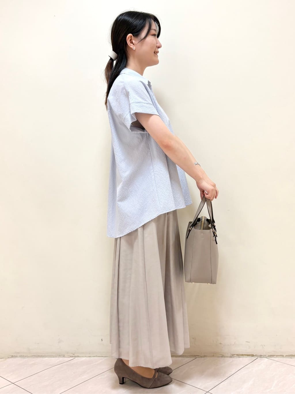 mikiさんの「Reflect｜【二の腕さりげなくカバー】シャツ衿オフボディブラウス」を使ったコーディネート