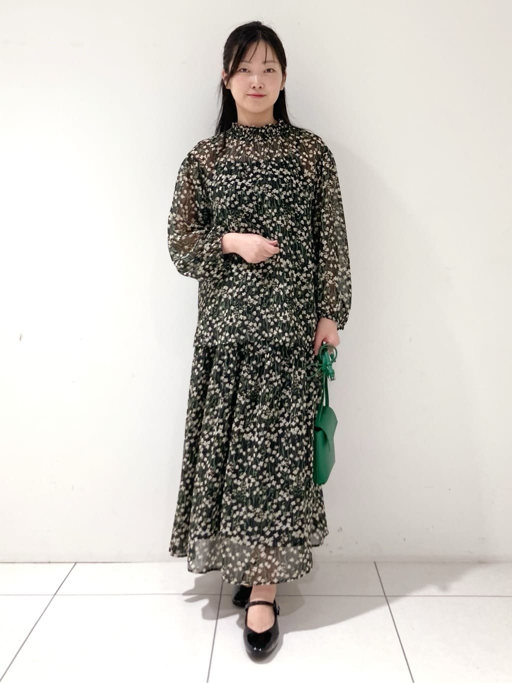 momokoさんの「INDIVI｜【秋映え柄/セットアップ可能】フラワーシフォンブラウス」を使ったコーディネート