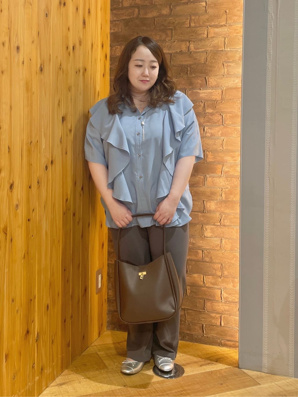 Risaさんの「SHOO･LA･RUE｜【洗える/S-LL】大きめのフリルが印象的 デザインブラウス」を使ったコーディネート