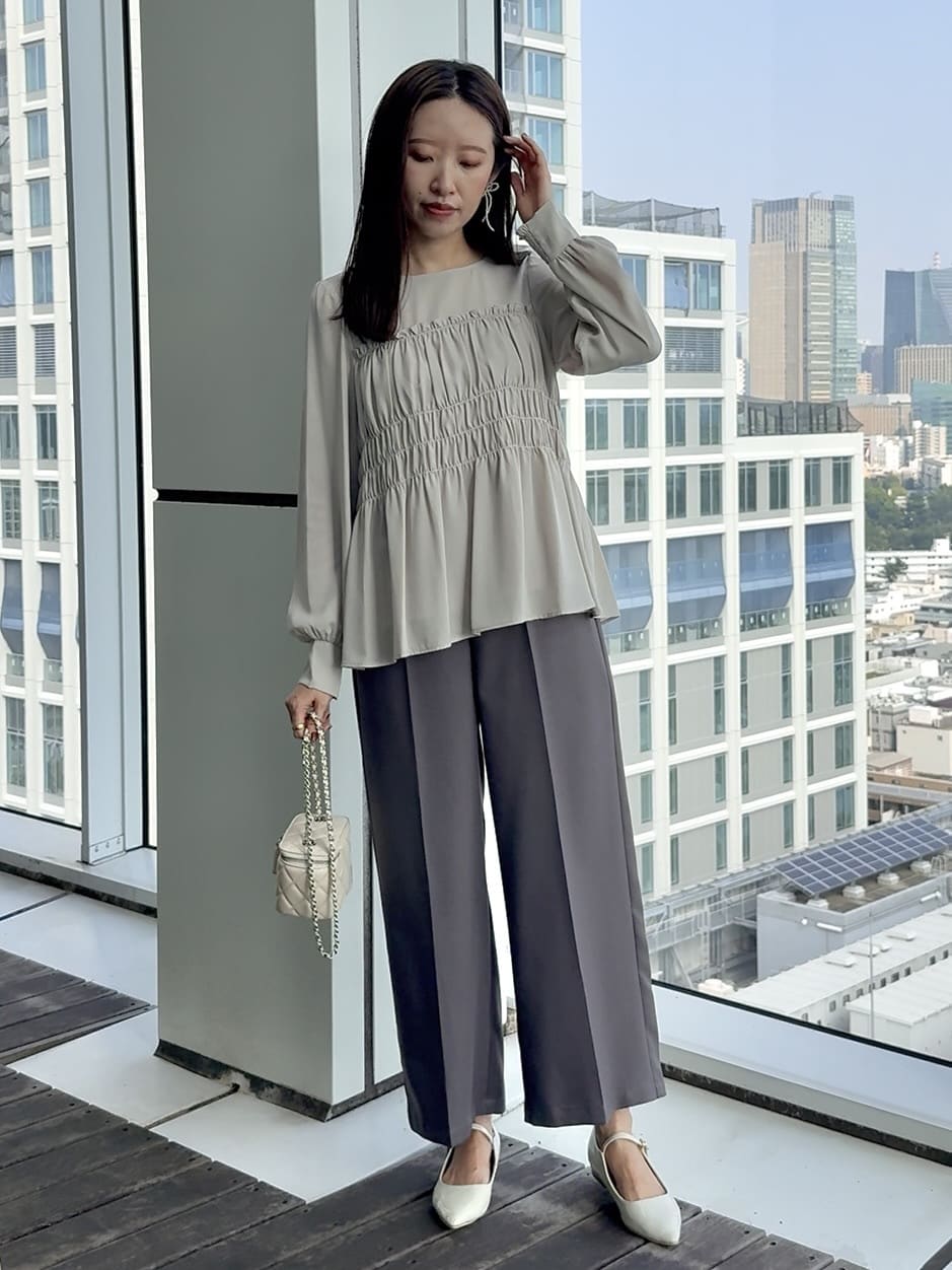 teiさんの「Couture brooch｜【マシンウォッシャブル・きれいめ・通勤】シャーリングチュニックブラウス」を使ったコーディネート